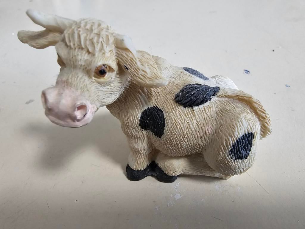 Beeldje zittende koe., Verzamelen, Beelden en Beeldjes, Ophalen of Verzenden, Gebruikt, Dier