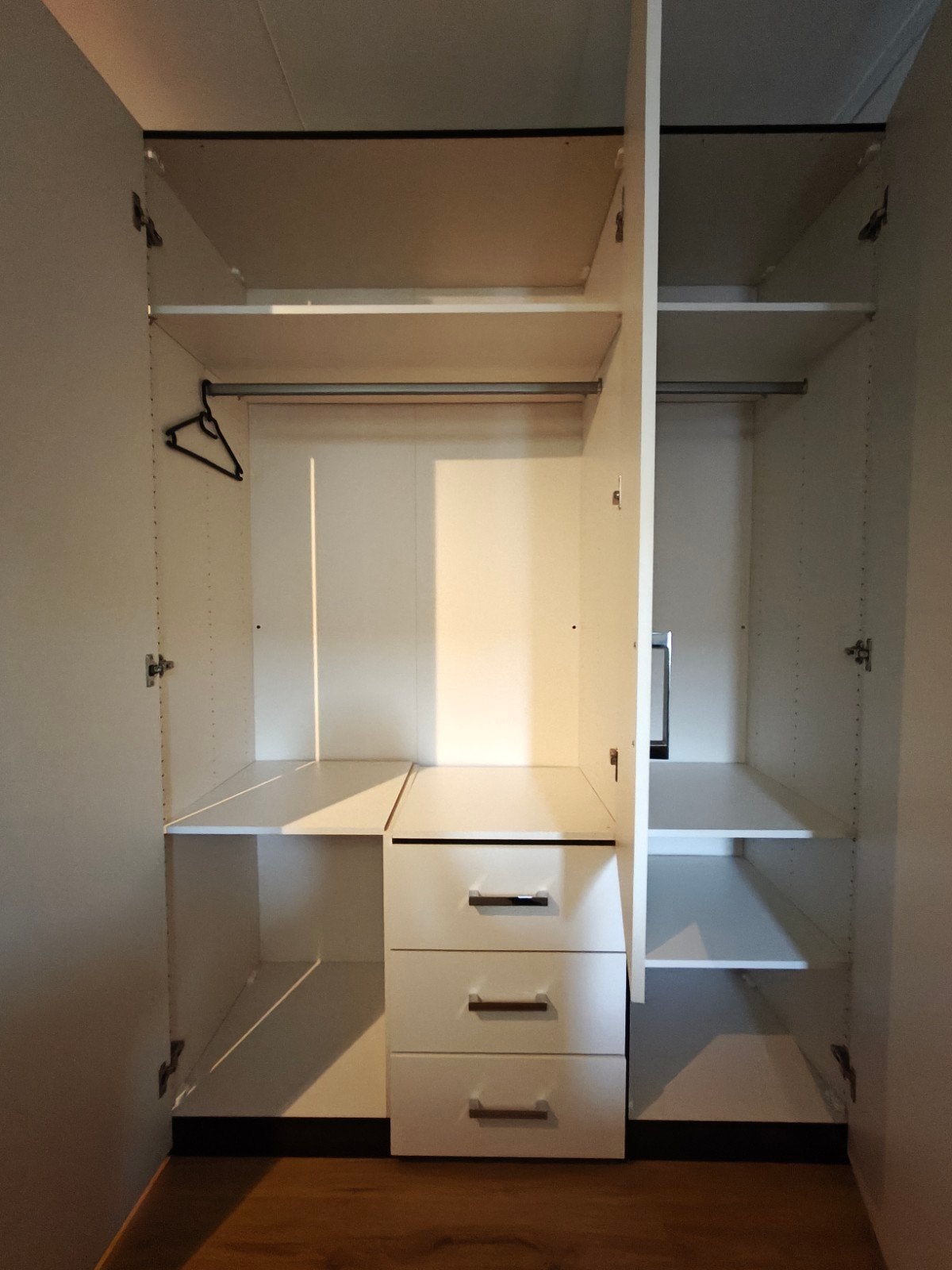 Witte kledingkast met lades en hangruimte, 200 cm of meer, 150 tot 200 cm, Zo goed als nieuw, Modern