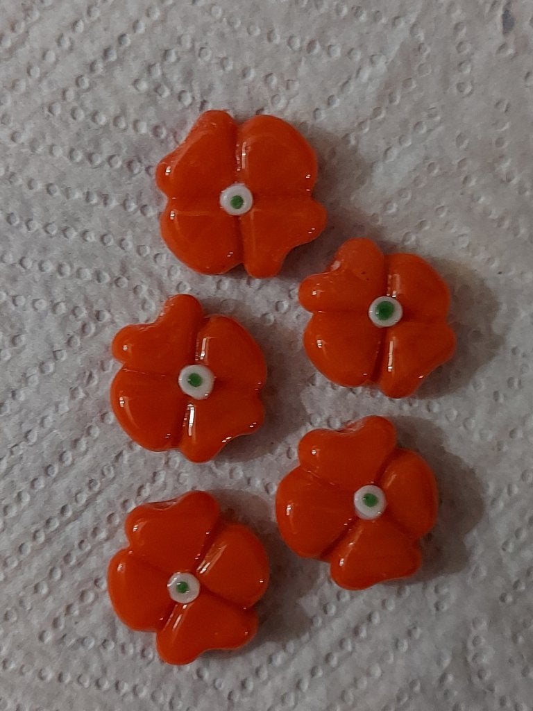 Oranje klavertje 4 bloemvormige glaskralen, Verzenden, Nieuw, Kraal