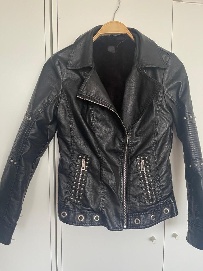 Zwarte biker jacket met studs, ritszakken en bontvoering, Ophalen of Verzenden, Gedragen, Zwart