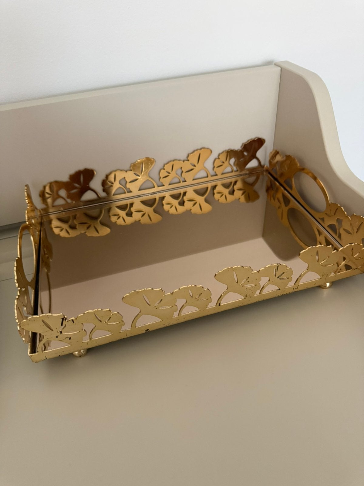 Gouden vlinder‑dienblad – elegant en decoratief, Ophalen, Zo goed als nieuw, Rond, Metaal