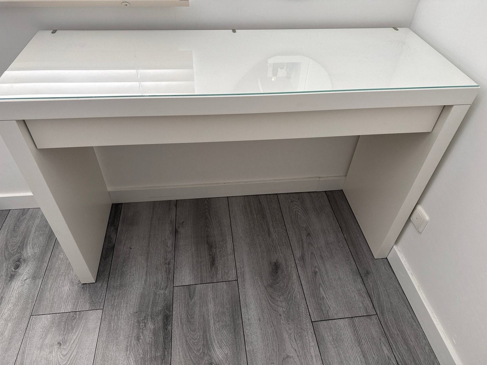 Modern wit bureau met glazen blad, Huis en Inrichting, Ophalen, Gebruikt, Computerbureau, Kunststof