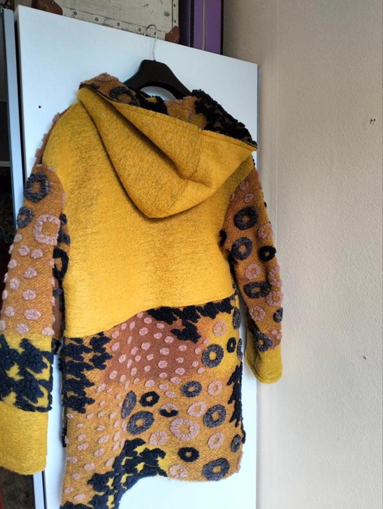 Unieke gele jas met patroon - Maat M, Maat 38/40 (M), Geel, Ophalen of Verzenden, Onbekend