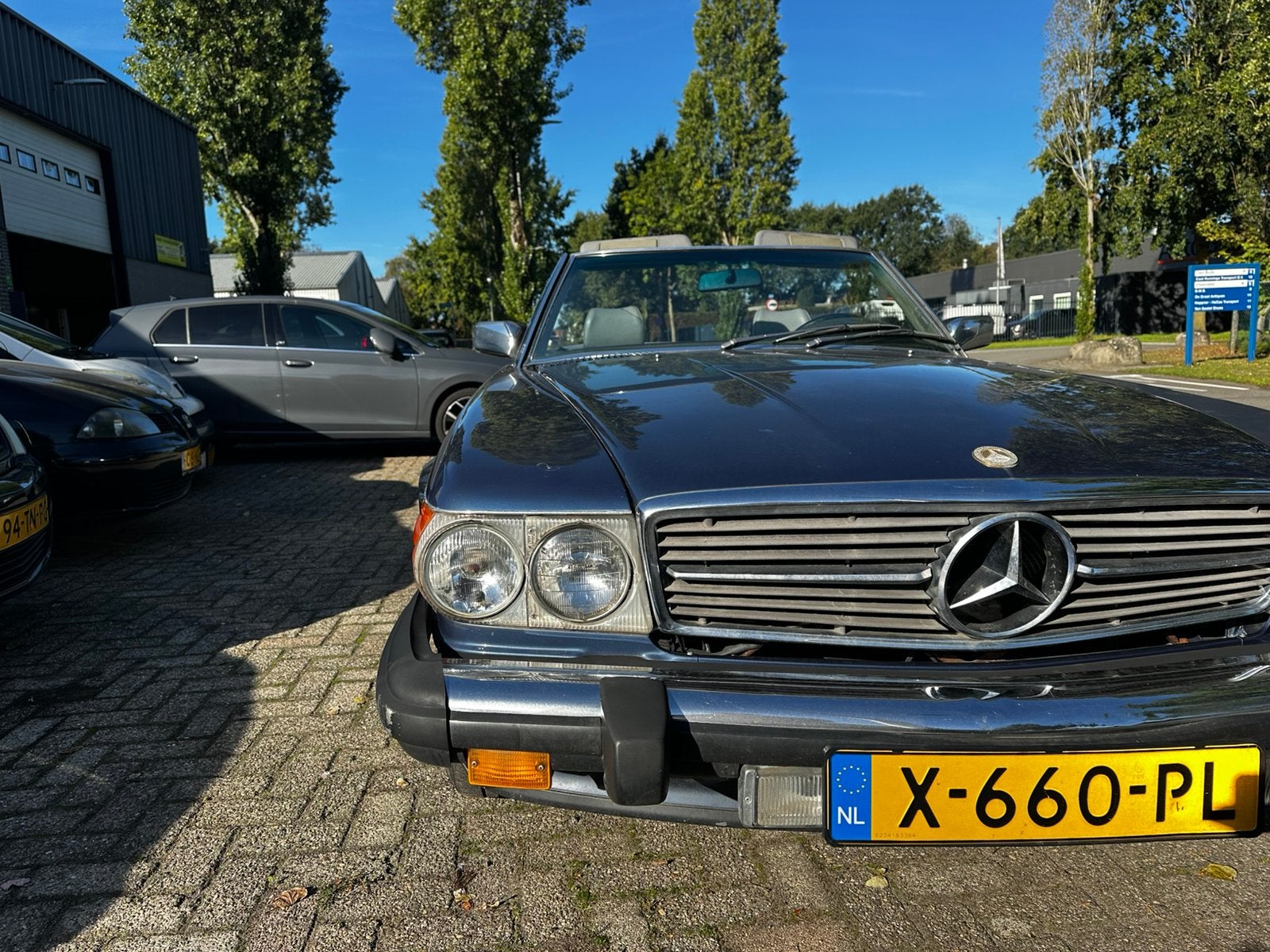 Mercedes-Benz 560SL, Auto's, Automaat, Achterwielaandrijving, Cabriolet, Grijs