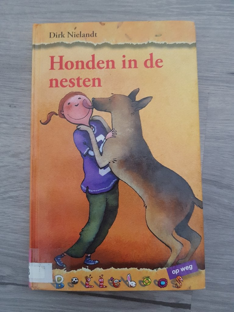 Boek honden in de nesten, Ophalen of Verzenden, Zo goed als nieuw, Fictie algemeen