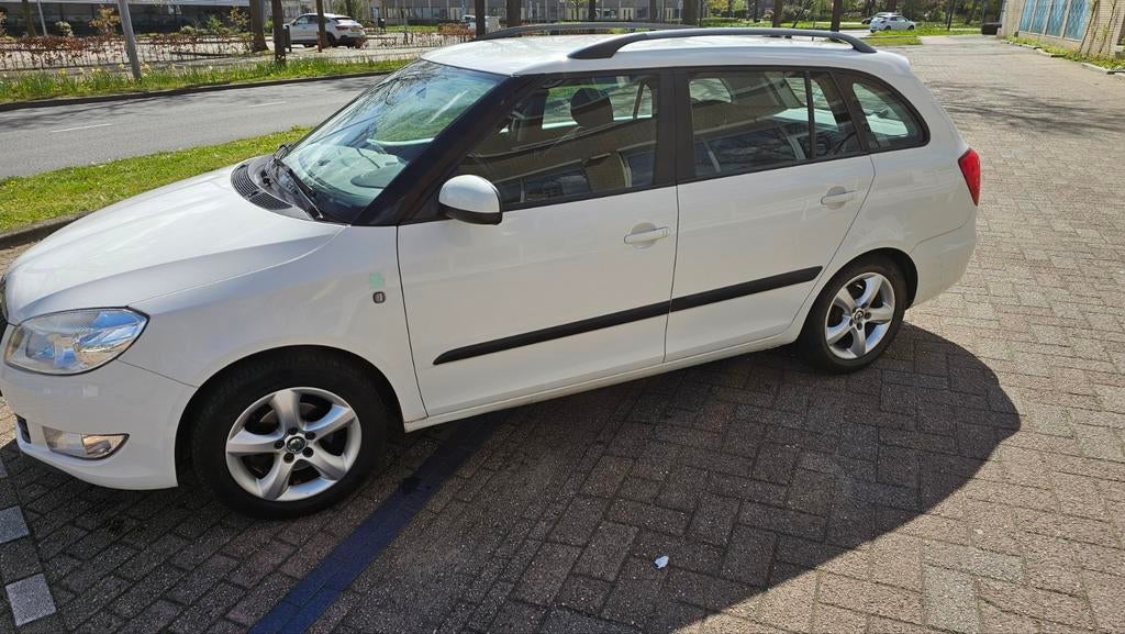 Skoda Fabia 1.2 TDI 55KW Greenline Combi 2011 Wit, Auto's, Voorwielaandrijving, Euro 5, Zwart, 1199 cc
