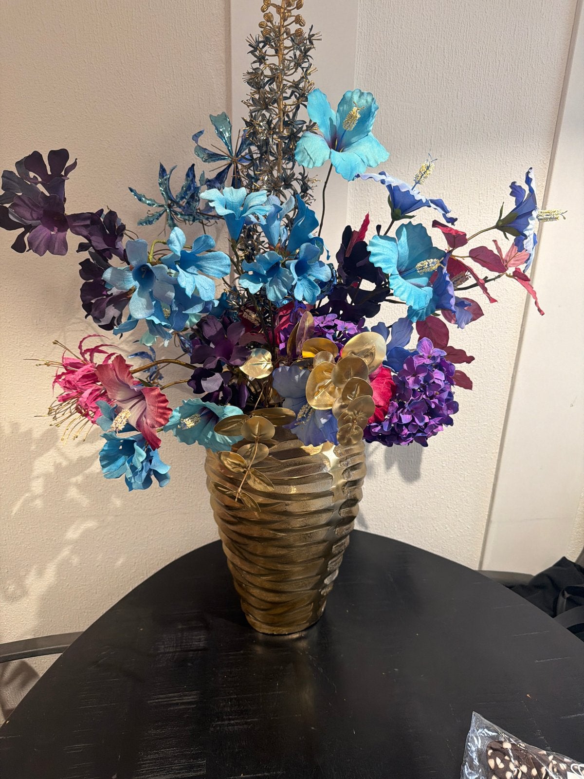 Gouden vaas met zijde kunst bloemen, Huis en Inrichting, Ophalen, Overige materialen, Met patroon/structuur, 39 cm