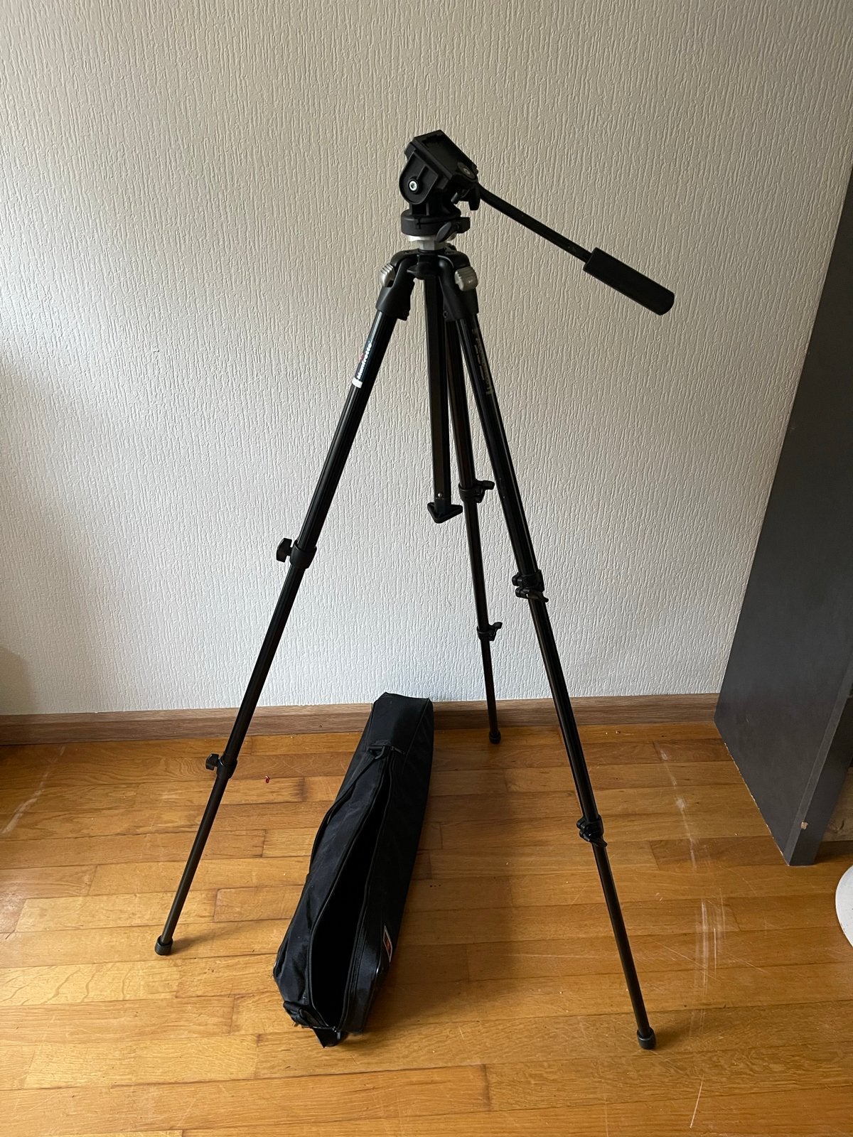 Manfrotto 190DB Driepoot Statief met Draagtas, Audio, Tv en Foto, Fotografie | Statieven en Balhoofden, Zo goed als nieuw, 150 tot 175 cm