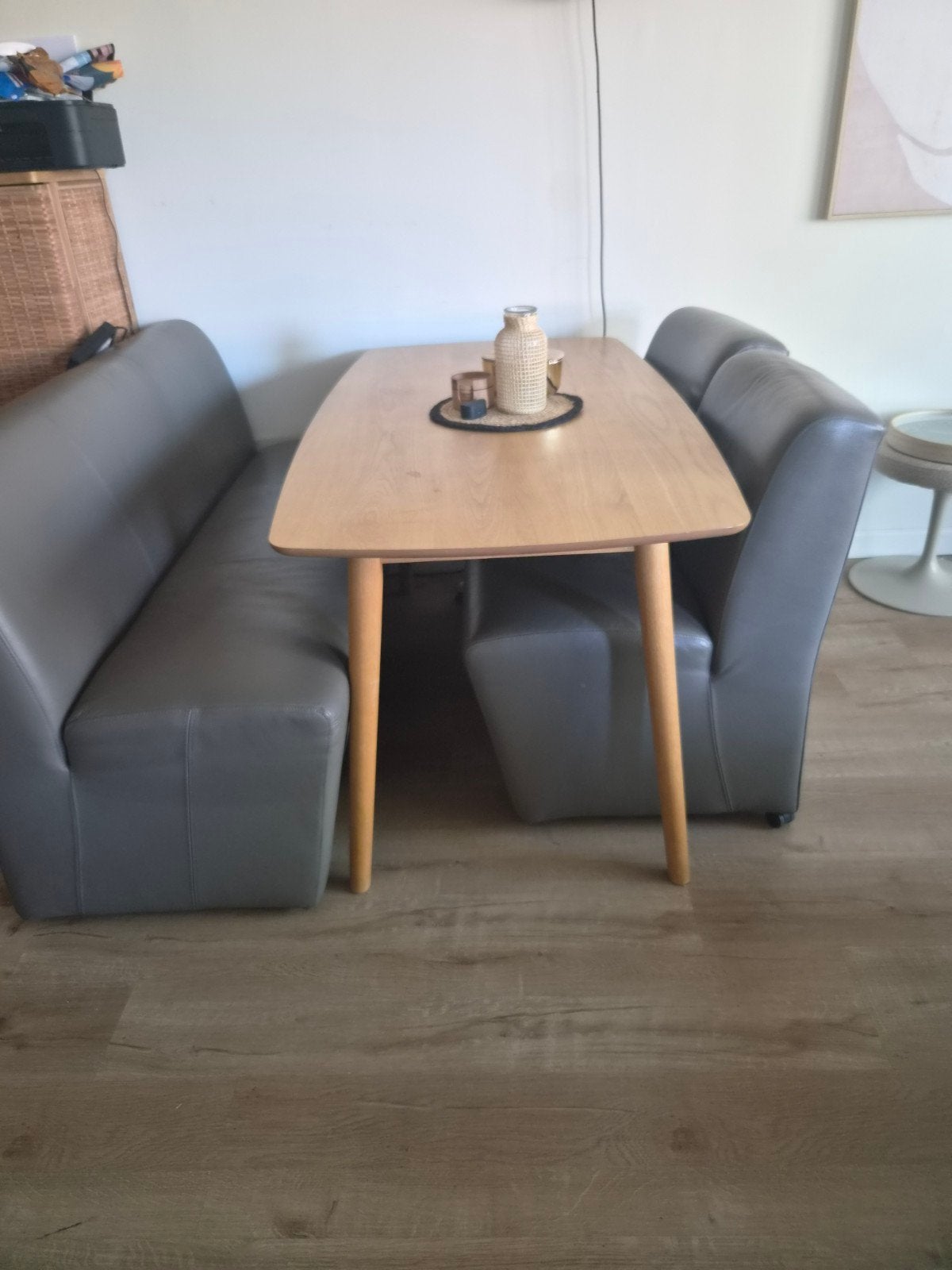 Eettafel met bank en stoelen - taupe  leer en hout, Ophalen, Modern, Compact, Gebruikt, Drie
