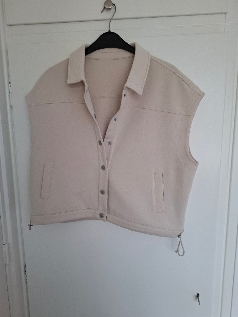 Red button bodywarmer 42, Kleding | Dames, Beige, Maat 42/44 (L), Nieuw, Ophalen of Verzenden