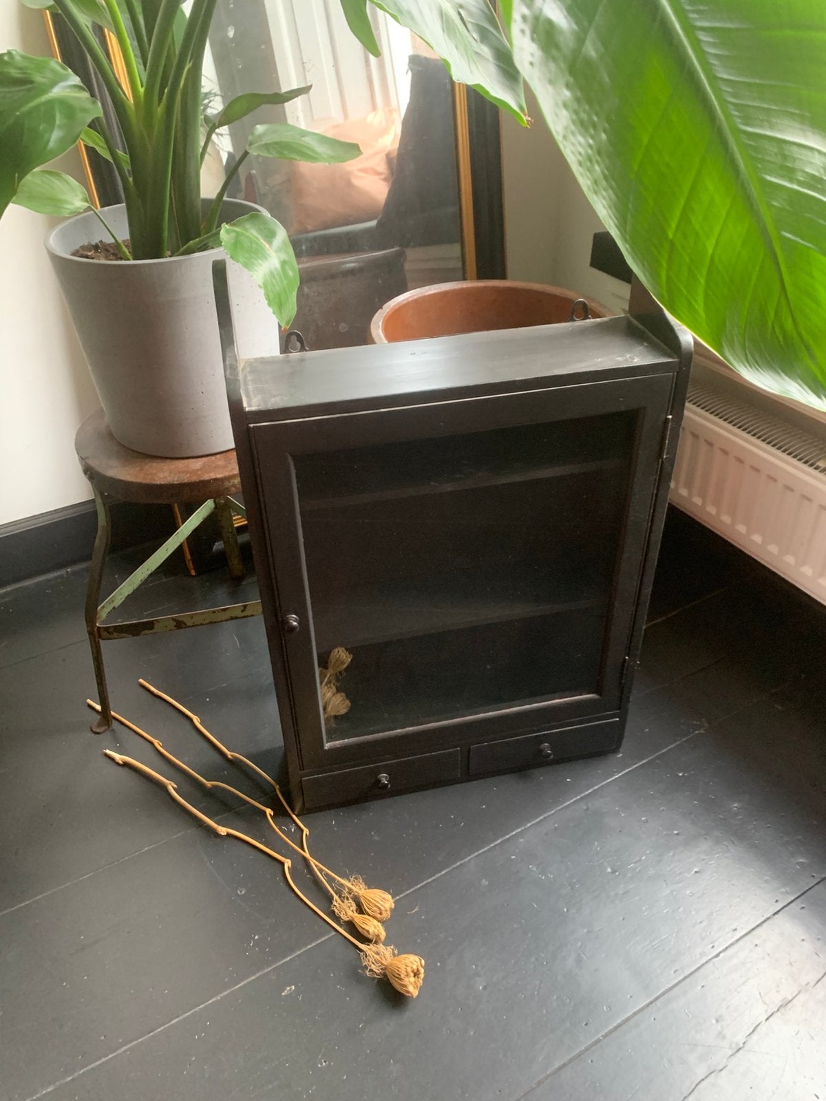 Zwart houten vitrinekastje, Ophalen, Zo goed als nieuw