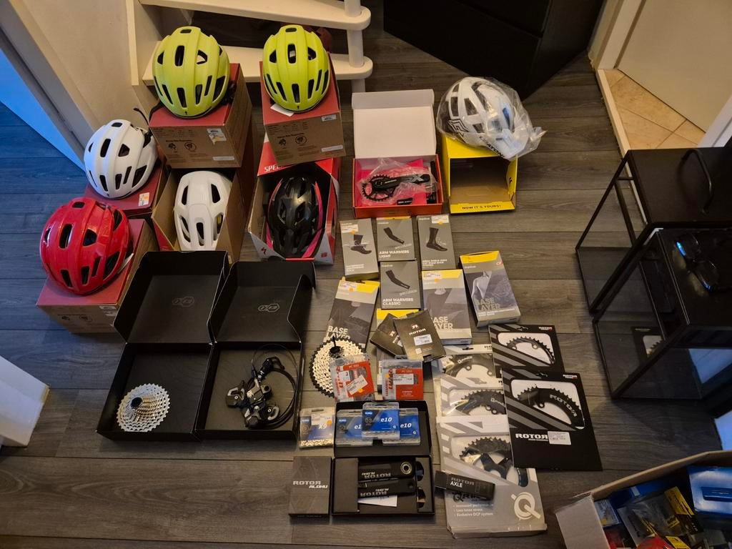 Partij fietsonderdelen.  helmen, schoenen, onderdelen, Fietsen en Brommers, Ophalen, Nieuw