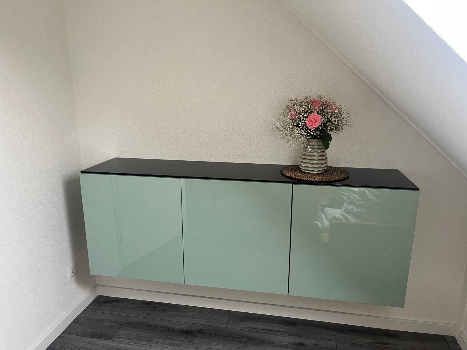 Strakke wandkast/dressoir met glanzende deuren ZGAN, Ophalen, 150 tot 200 cm, Zo goed als nieuw, 25 tot 50 cm