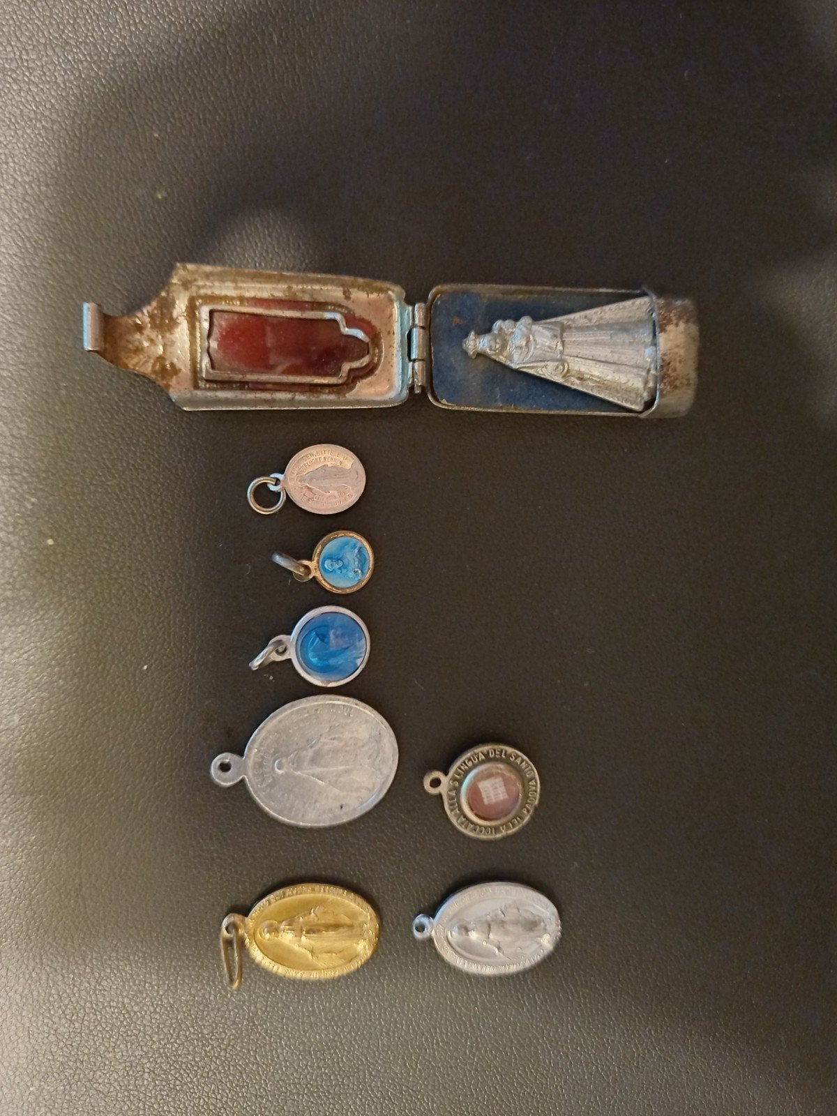 Antieke religieuze medailles en relikwiehouder, Antiek en Kunst, Ophalen of Verzenden