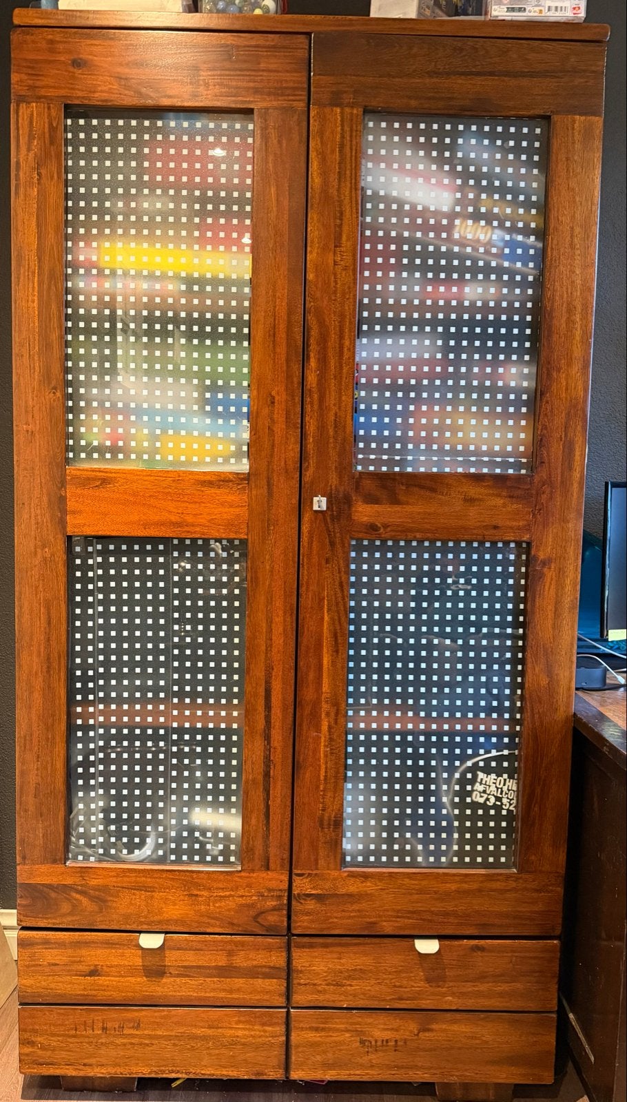 Massief Acasia Houten Kast met Glazen Deuren en Lades, Ophalen, Gebruikt, 50 tot 100 cm, Met lade(s)