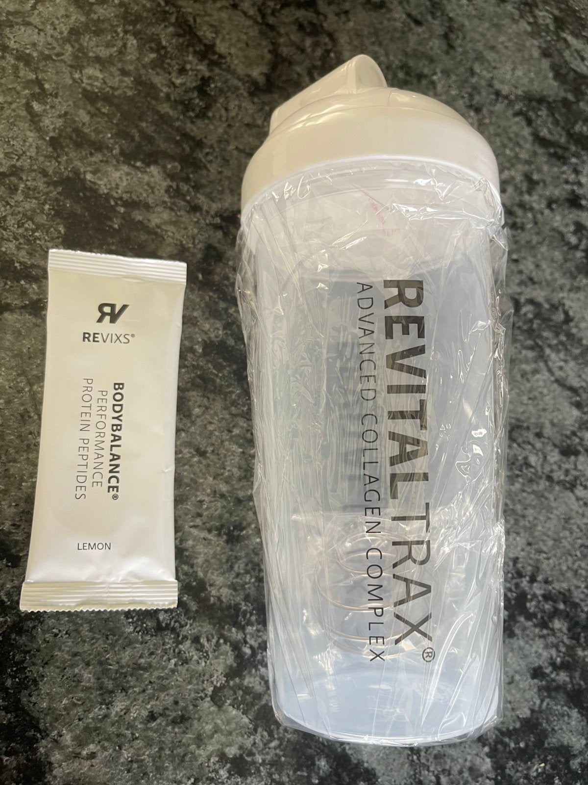 revitaltrax shakebeker en 1 zakje bodybalance, Ophalen of Verzenden, Nieuw, Gehele gezicht, Verzorging