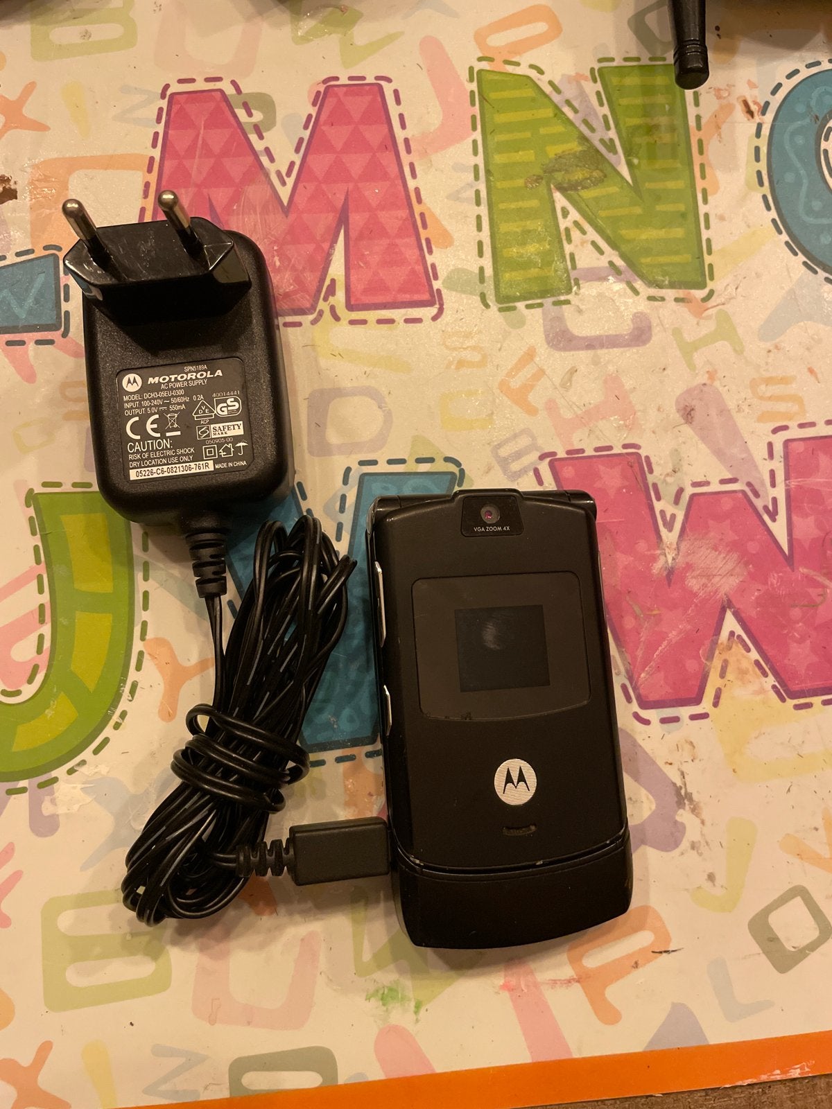 Motorola Razr V3 Zwart Klaptelefoon met Oplader, Gebruikt, Zwart, Fysiek toetsenbord, Inklapmodel