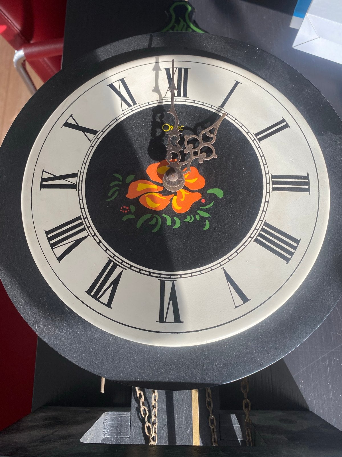 Antieke Zwarte Wandslingerklok met Bloemen, Ophalen of Verzenden