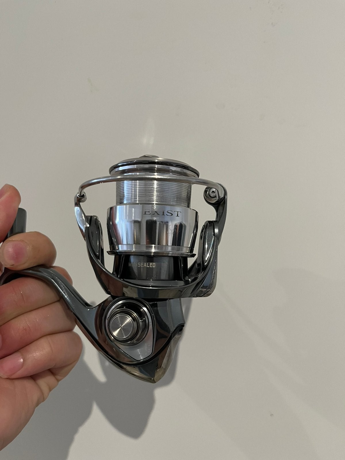Te koop: Daiwa 2022 Exist LT2500S-H molen, Ophalen of Verzenden, Zo goed als nieuw, Molen
