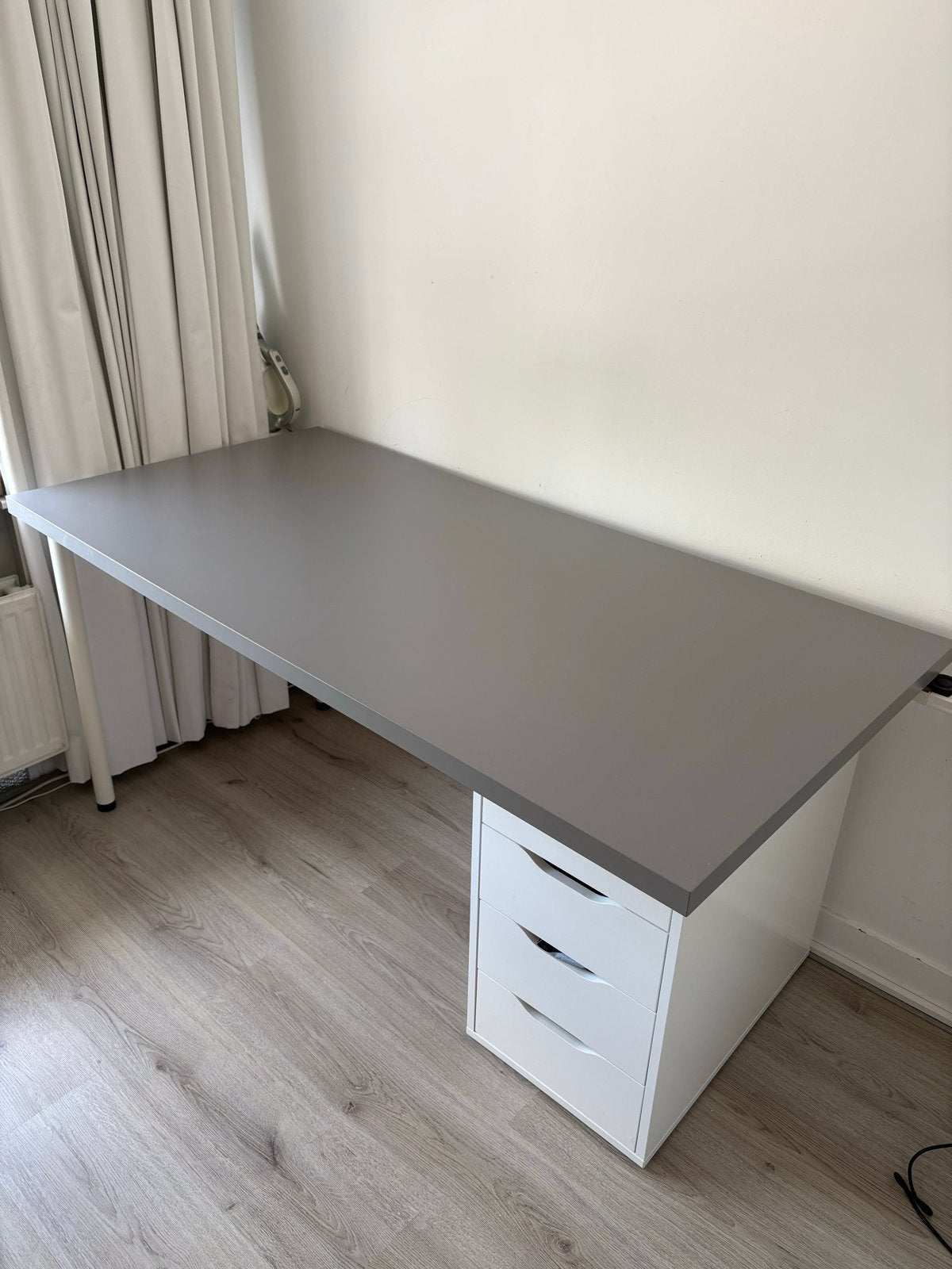 IKEA Linnmon Bureaublad 150x75 Grijs met 2 Poten, Huis en Inrichting, Bureaus, Gebruikt, Computerbureau, IKEA, Spaanplaat of MDF