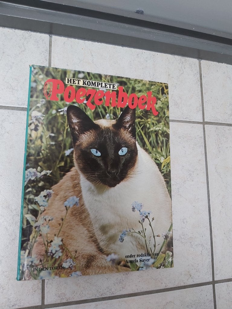 Het komplete poezenboek, Gelezen, Angela Sayer, Ophalen of Verzenden, Katten