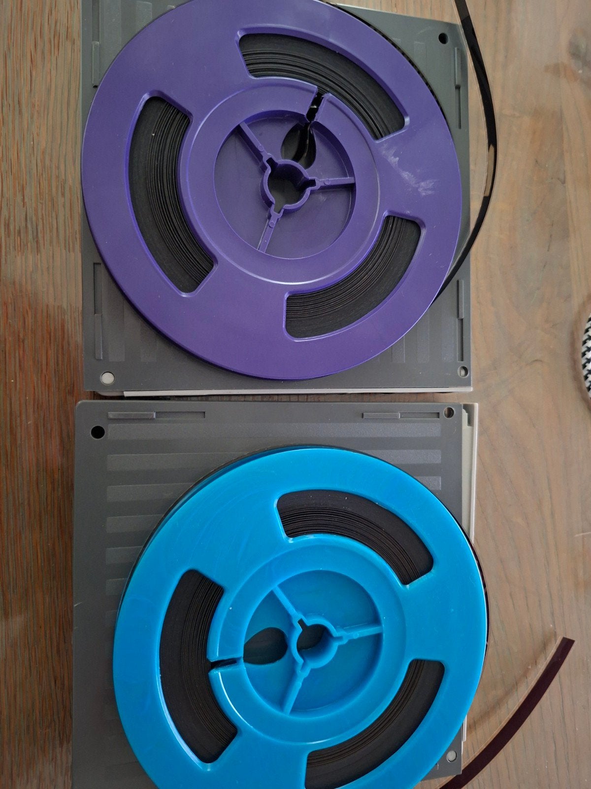 2x 8mm filmspoelen met film - Paars en Blauw, Ophalen of Verzenden, 8mm film