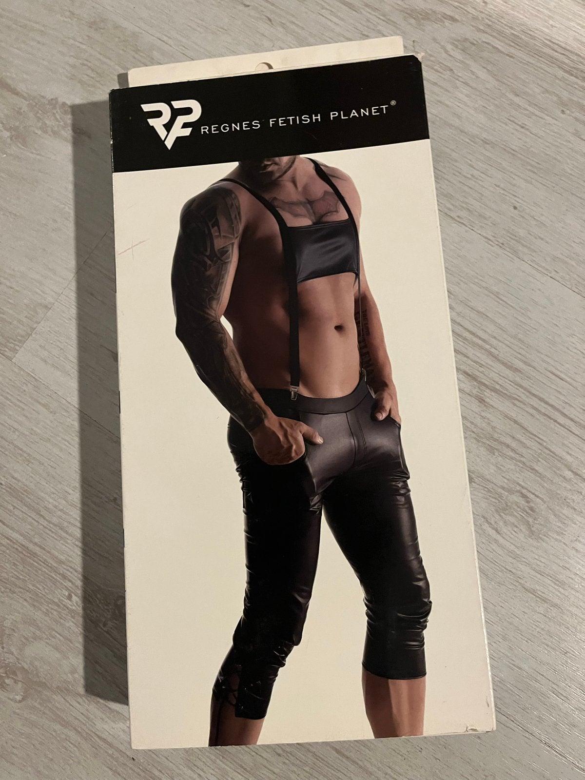 Regnes Fetish Planet - Heren Lederlook Set - Kinky style, Verzenden, Nieuw