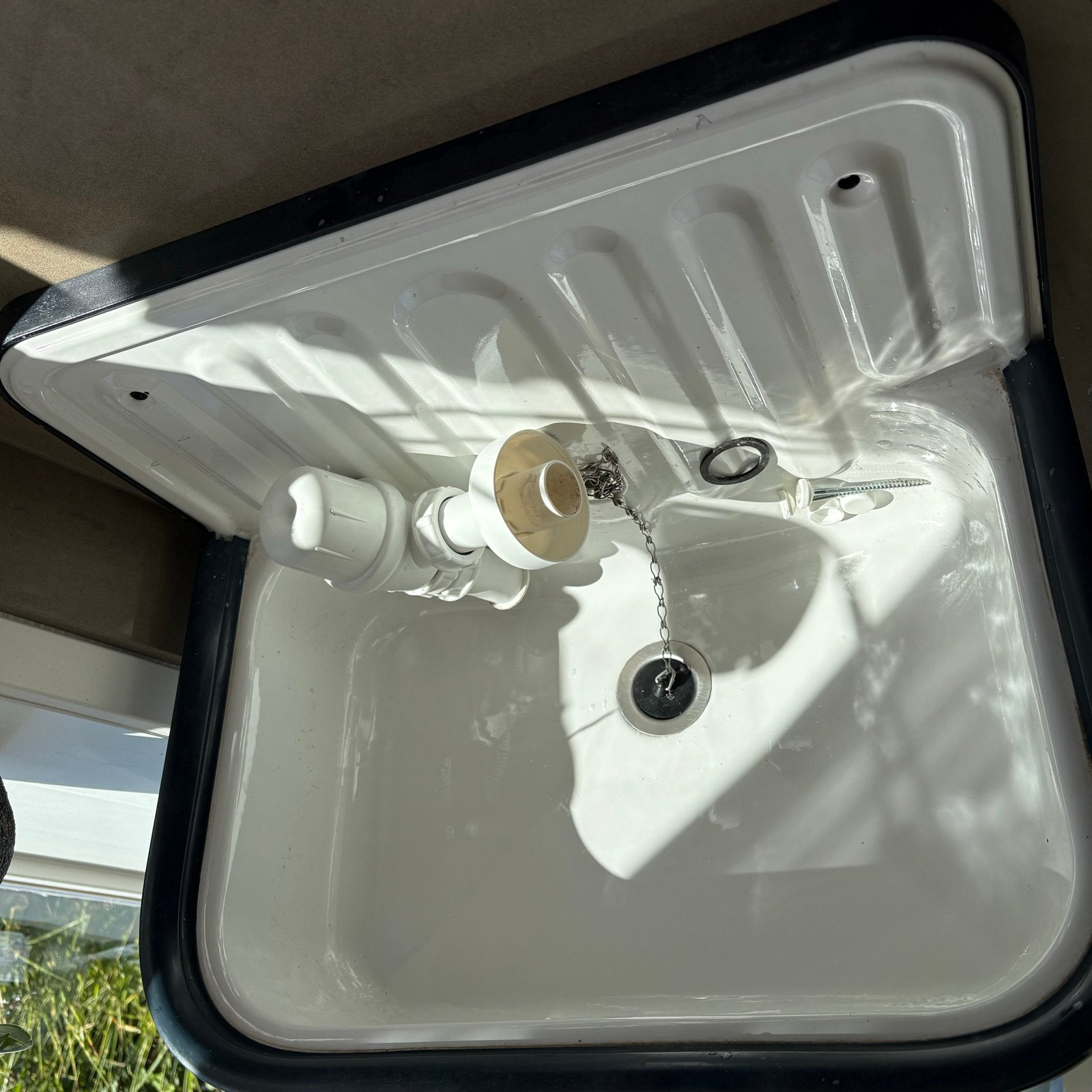 Witte uitstortwasbak met zwarte rand en afvoerplug, Ophalen, Zo goed als nieuw, Wastafel