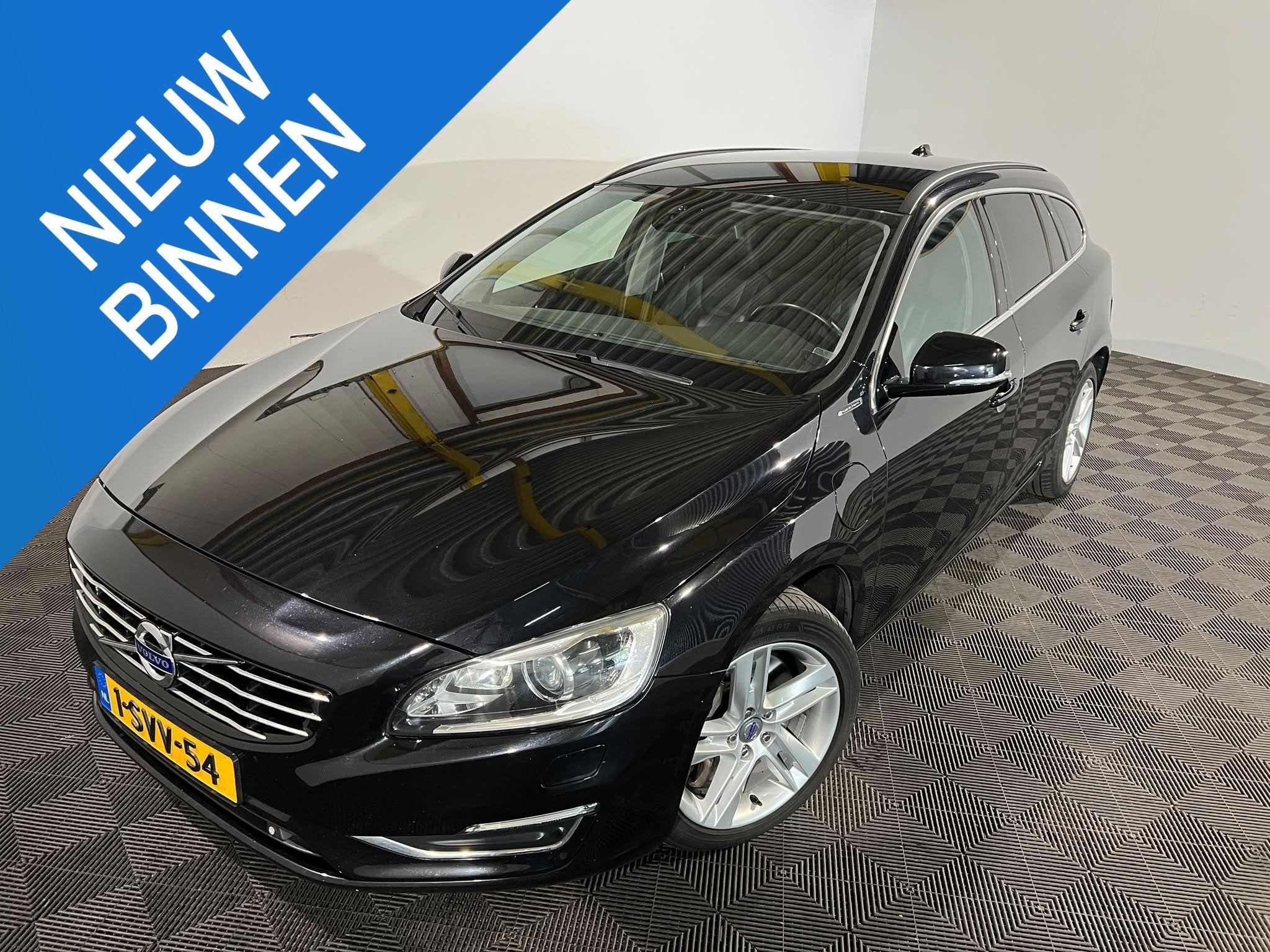 Volvo V60 2.4 D6 AWD Plug-In Hybrid Summum, Automaat, Zwart, Vierwielaandrijving, 212 €/maand