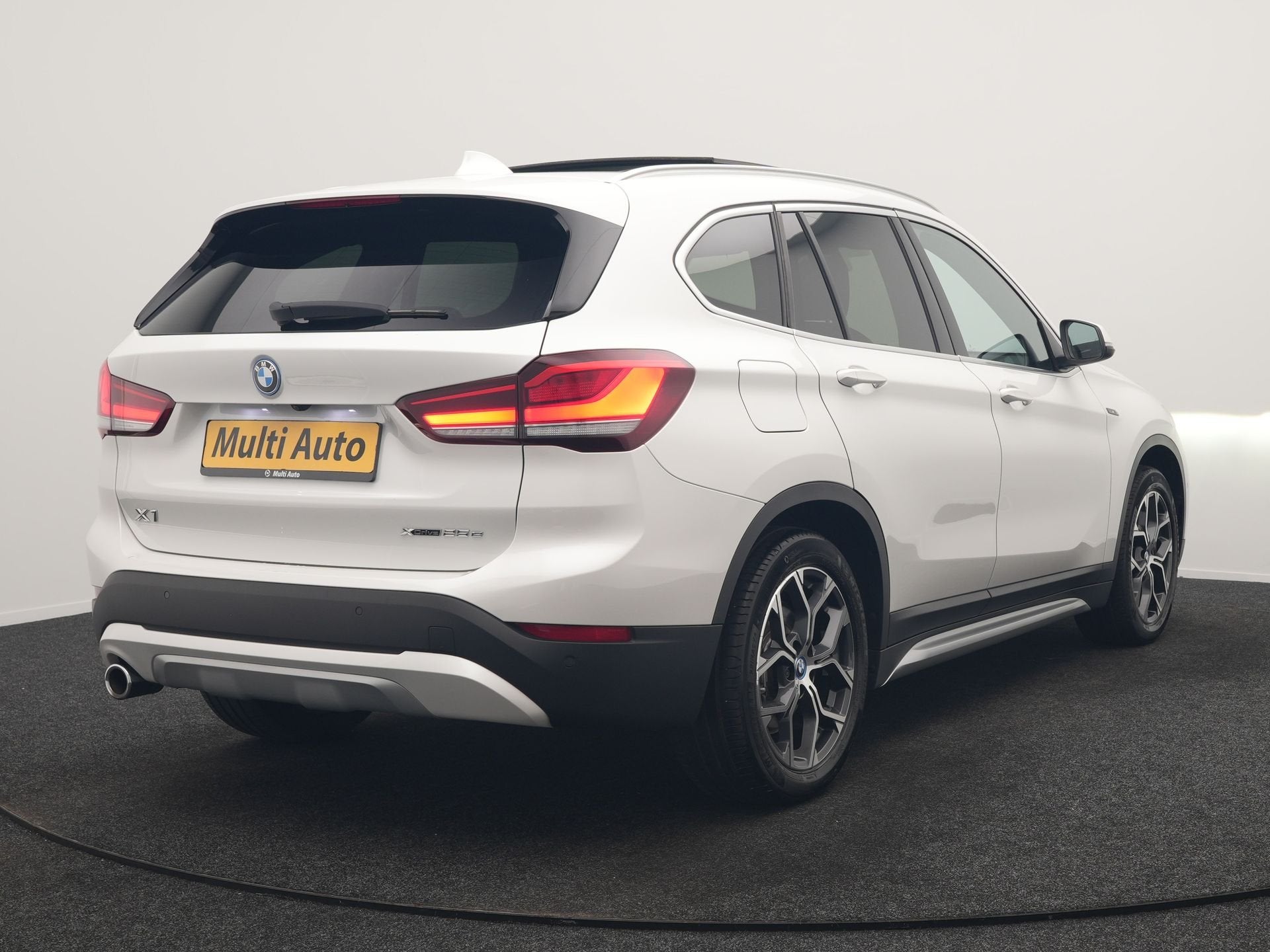 BMW X1 xDrive25e xLine PHEV 221pk Dealer O.H | Panodak | Ada, Auto's, Dealer onderhouden, Gebruikt, 750 kg, Wit
