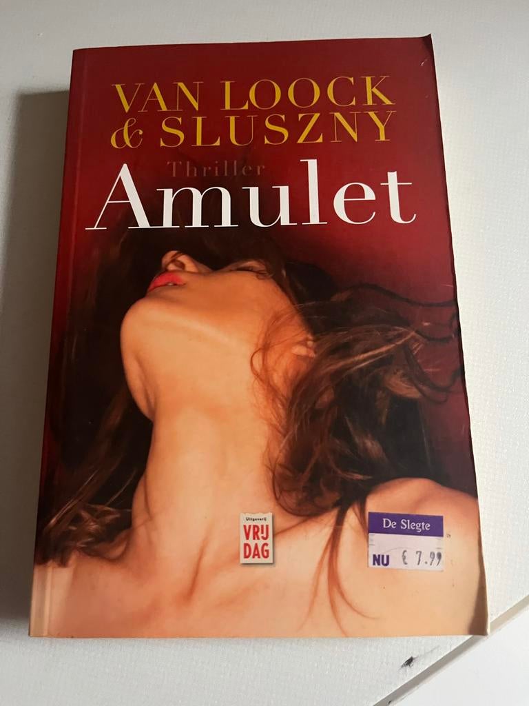 Amulet - Van Loock & Sluszny, Boeken, Thrillers, Gelezen, Nederland, Ophalen of Verzenden