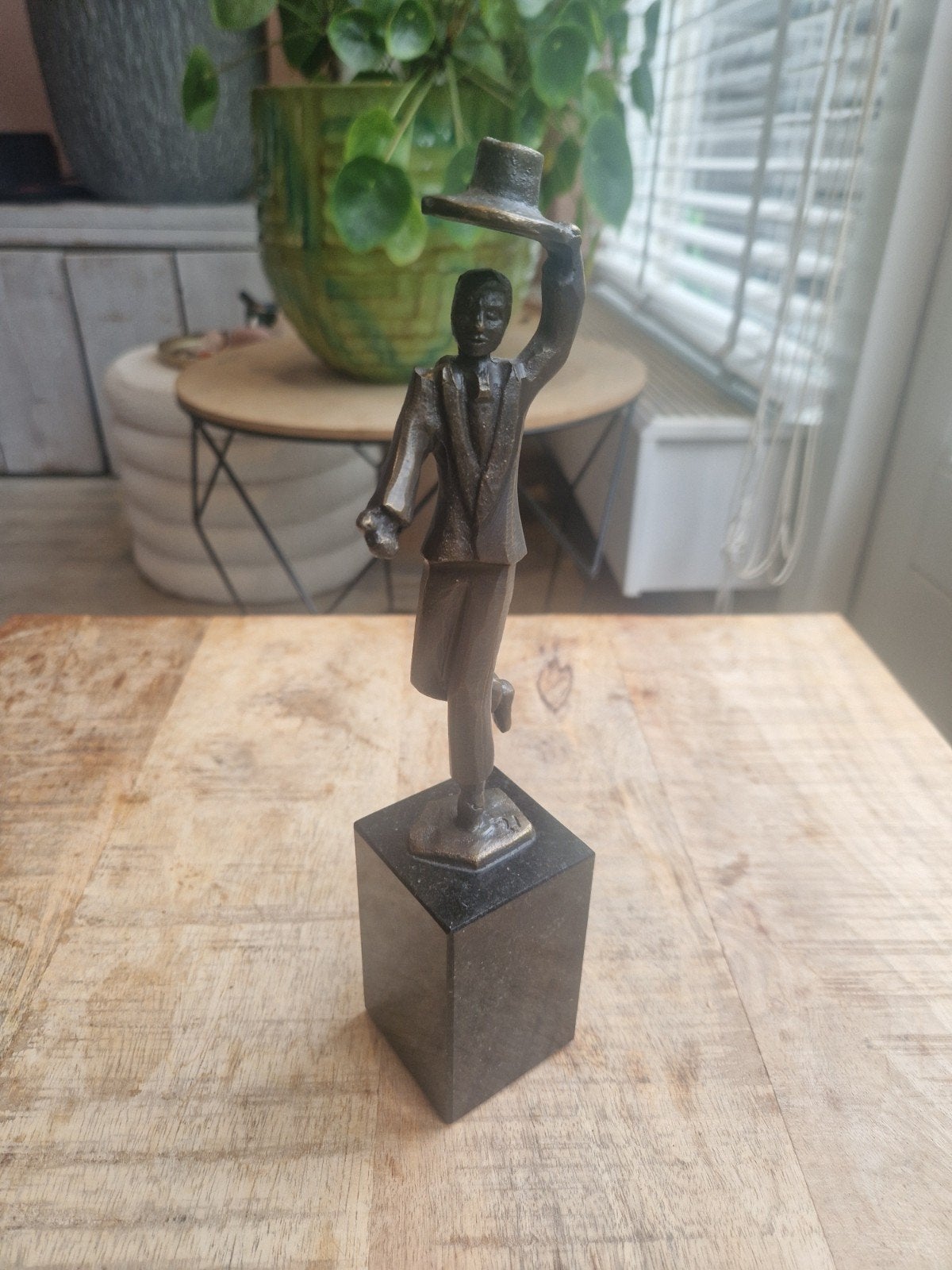 Artihove - Bronzen beeldje van een man met hoed op marmeren, Antiek en Kunst, Minder dan 20 cm, Ophalen of Verzenden, Brons, Op sokkel