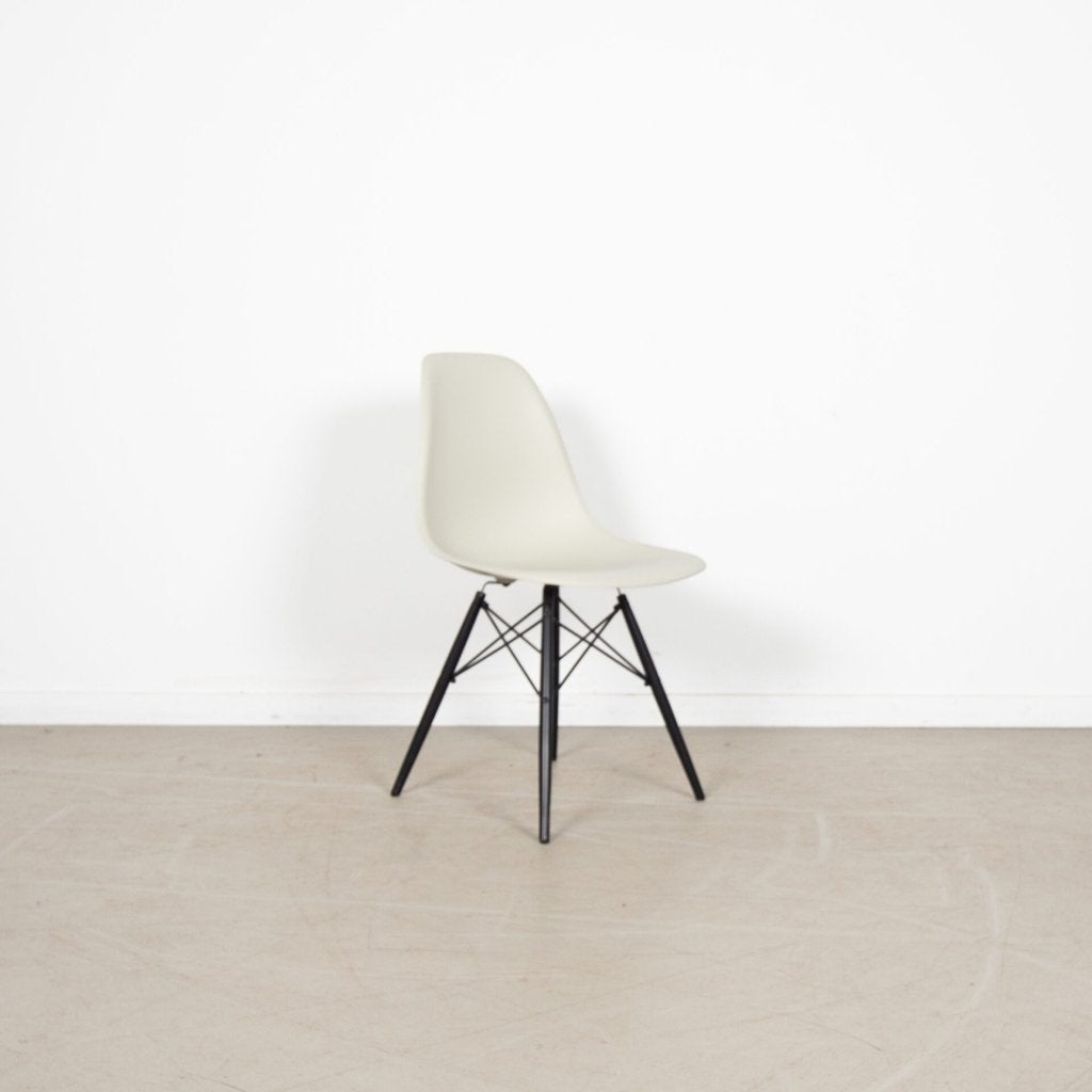 4x Vitra Eames DSW Stoel Parchment Kunststof - Zwart, Huis en Inrichting, Stoelen, Wit, Niet ingevuld, Zo goed als nieuw, Vier