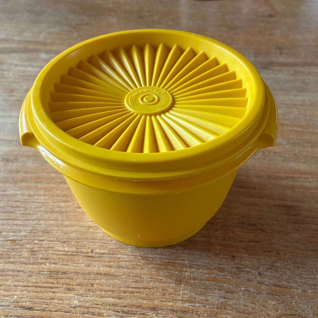 Vintage Tupperware gele bewaardoos zonnedeksel Ø11,5cm, Huis en Inrichting, Keuken | Tupperware, Gebruikt, Geel, Ophalen of Verzenden