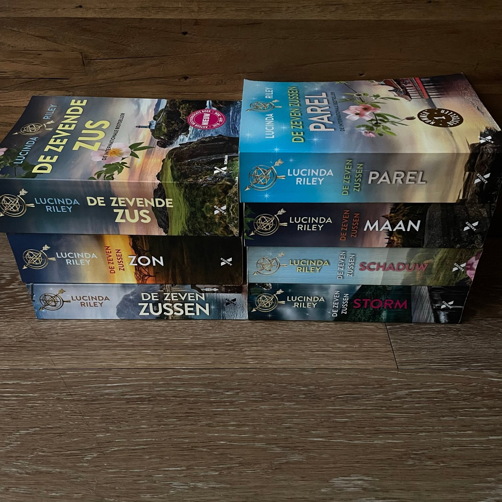 De Zeven Zussen serie - Lucinda Riley - 7 boeken, Ophalen of Verzenden, Gelezen