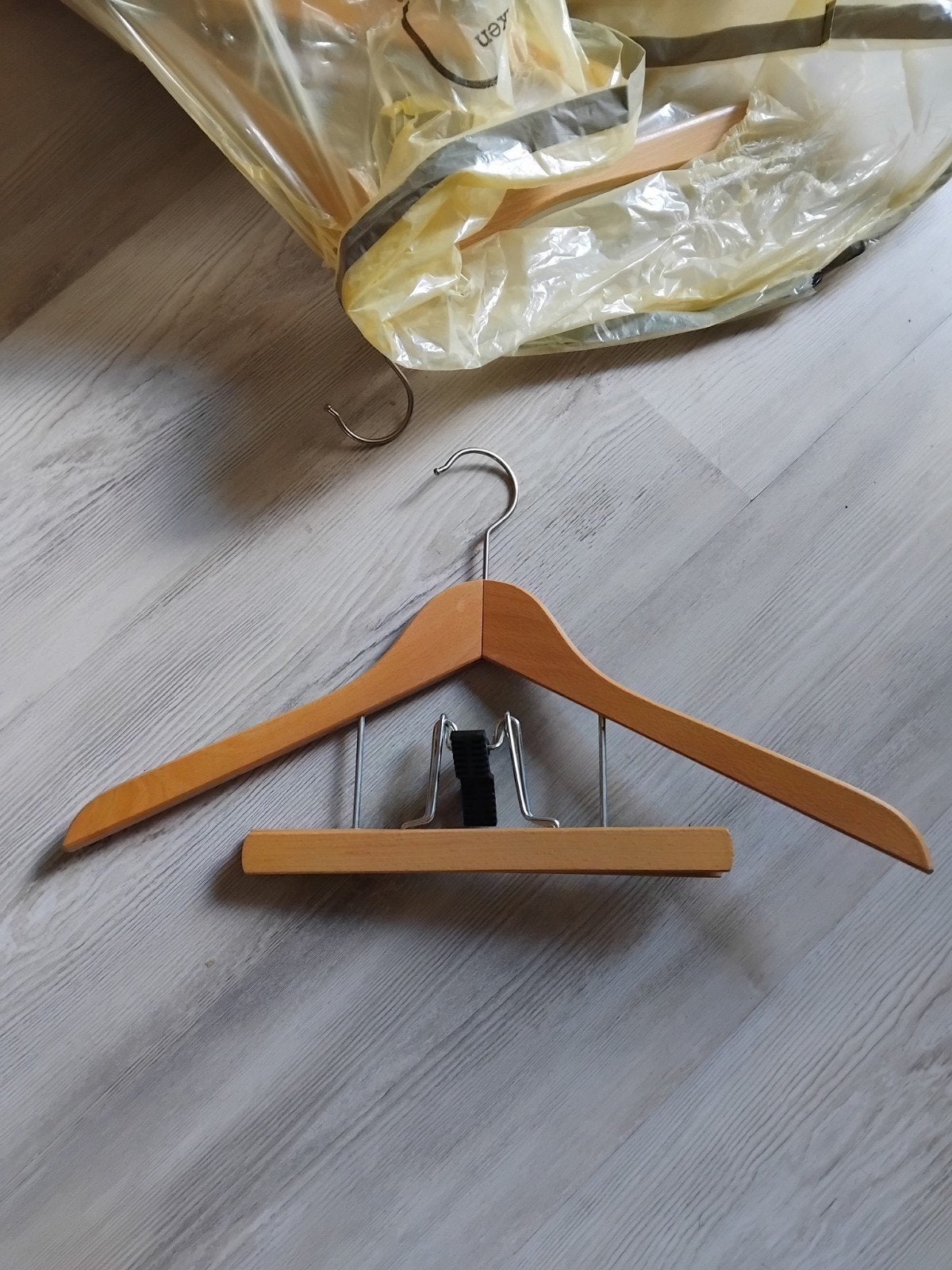 Diverse kledinghangers: hout, metaal en kunststof, Kleding | Dames, Kledinghangers, Ophalen, Gebruikt, Hout, Volwassenen