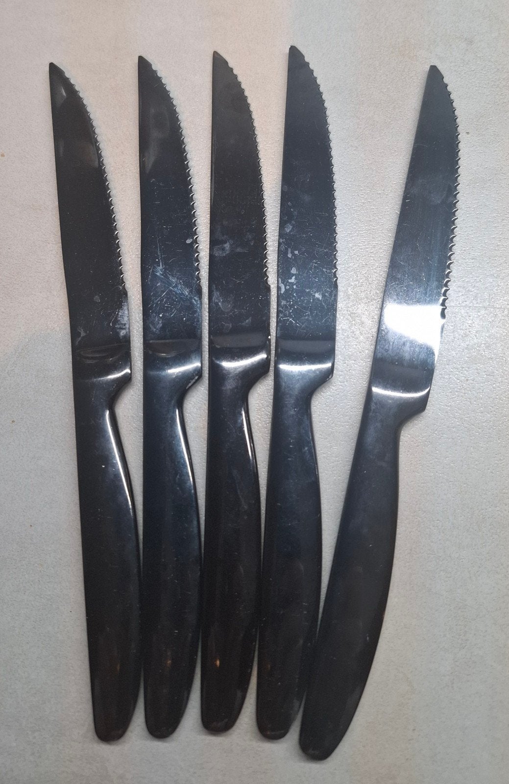 5 zwarte gekartelde steakmessen, messen van RVS, Los bestek, Ophalen of Verzenden, Zo goed als nieuw, Rvs of Chroom