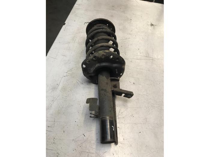 Schokdemperpoot links-voor van een Volvo V70, Gebruikt, -, -, Ophalen of Verzenden
