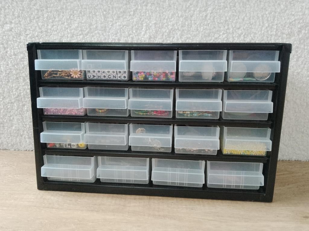 Kralenkast vol met kralen, bedels en oorbellen, Ophalen of Verzenden, Gebruikt, Kraal