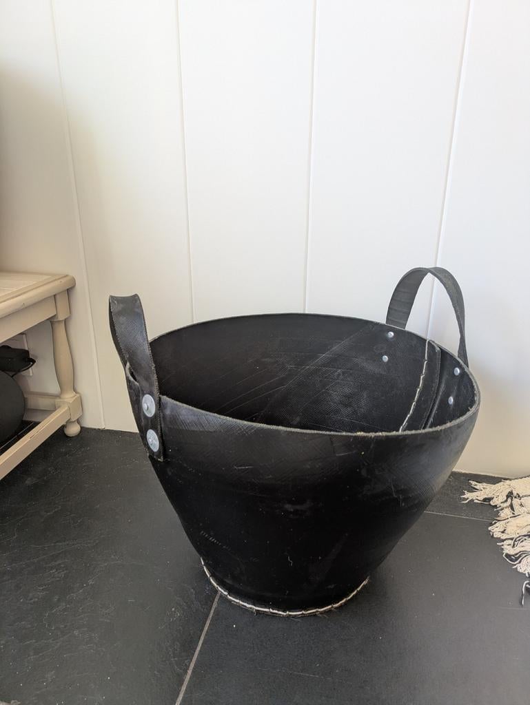 Stoere zwarte mand, Huis en Inrichting, Ophalen, Overige materialen, Mand, Rond