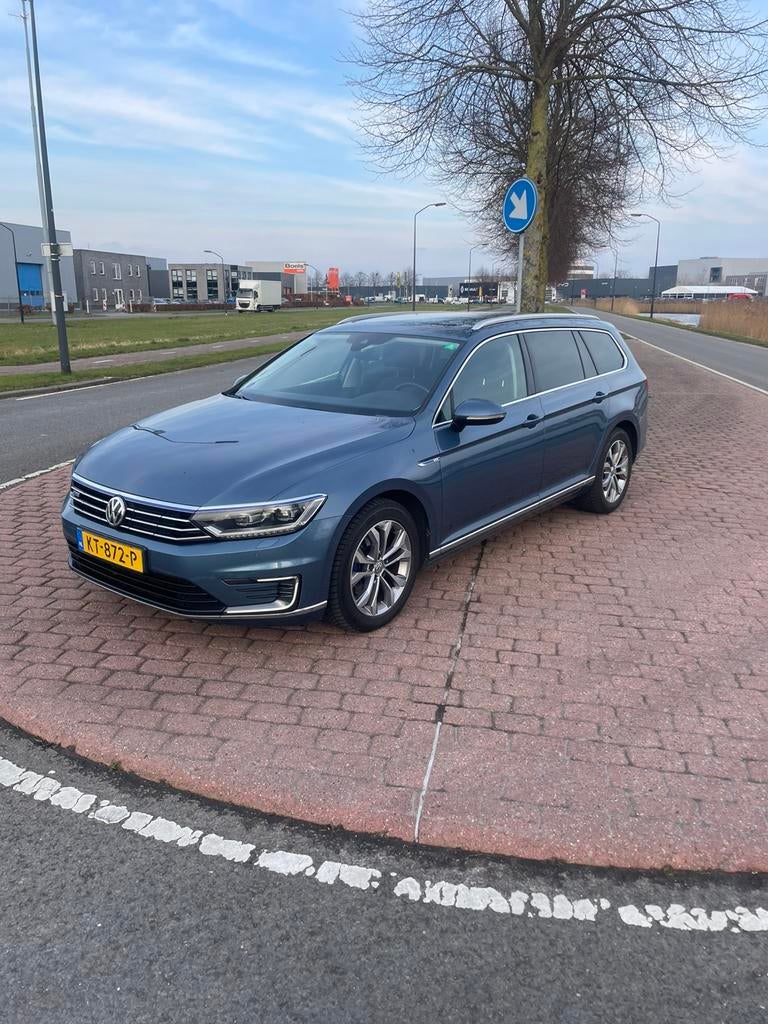 Volkswagen Passat 1.4 TSI Phev 218pk 6-DSG 2016 Blauw, Blauw, Leder en Stof, 1600 kg, 93 €/maand
