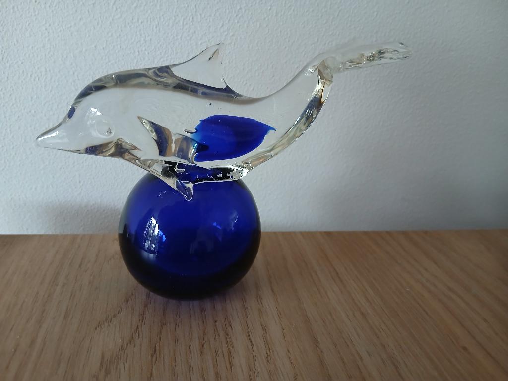 Glazen dolfijn, Ophalen