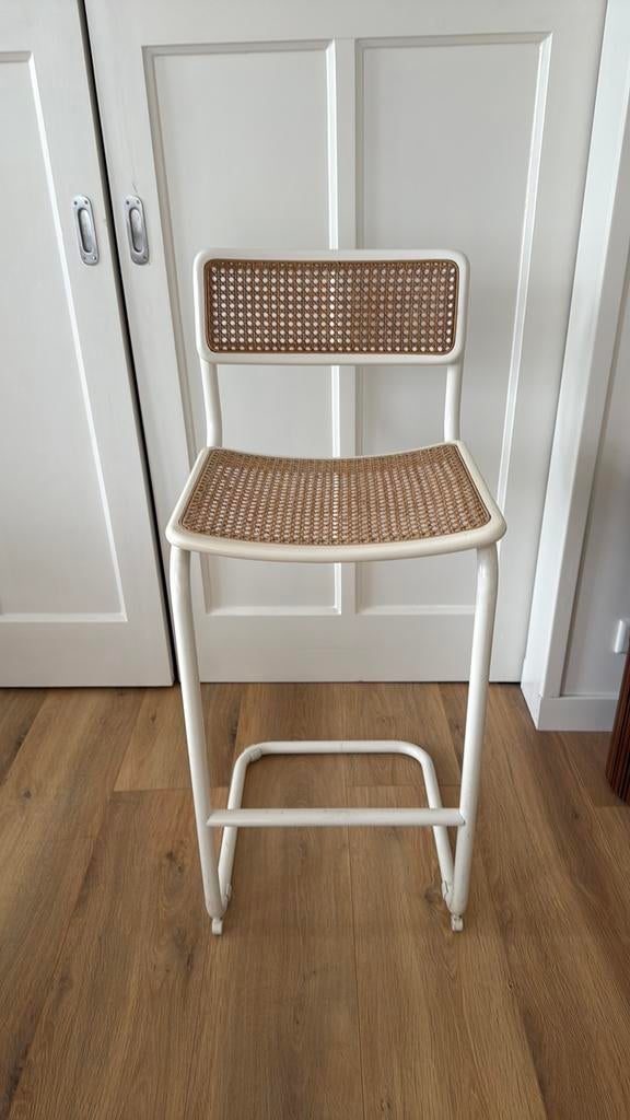 Vintage barkruk met webbing zitting en rugleuning, Huis en Inrichting, Barkrukken, 1 kruk, Ophalen, Zo goed als nieuw, 60 tot 90 cm