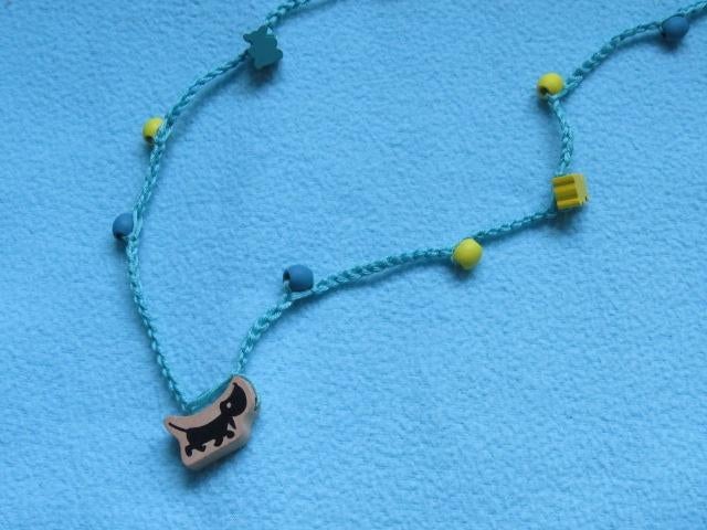 Handgehaakte ketting met houten kralen en Takkie de teckel, Ophalen of Verzenden, Nieuw, Blauw, Ketting