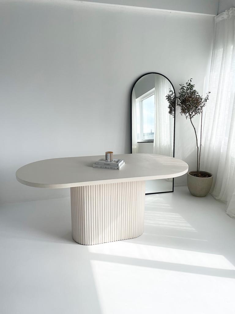 NIEUW!! Beton ciré tafel met geribbelde poot, Huis en Inrichting, Nieuw, 150 tot 200 cm, Vier personen, Ovaal