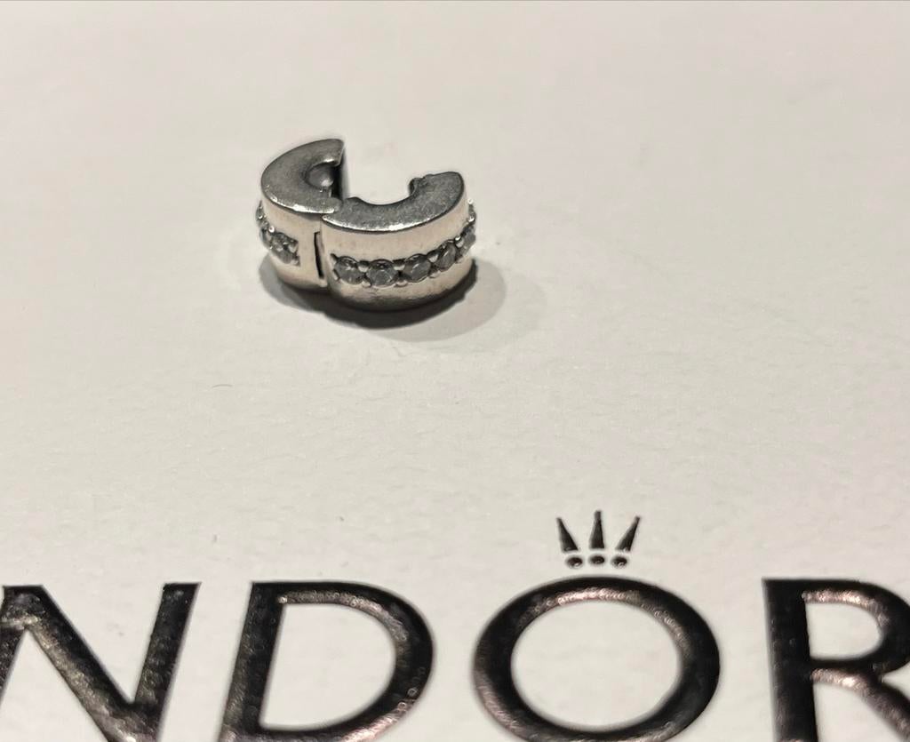 Pandora Pavé Clip / Sparkling Clip Charm, Pandora, Ophalen of Verzenden, Zo goed als nieuw, 1 bedel