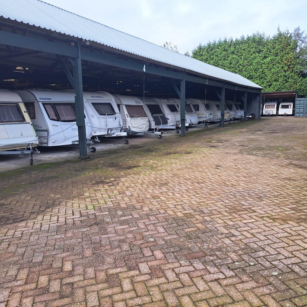Caravanstalling Rob Winters, Caravans en Kamperen