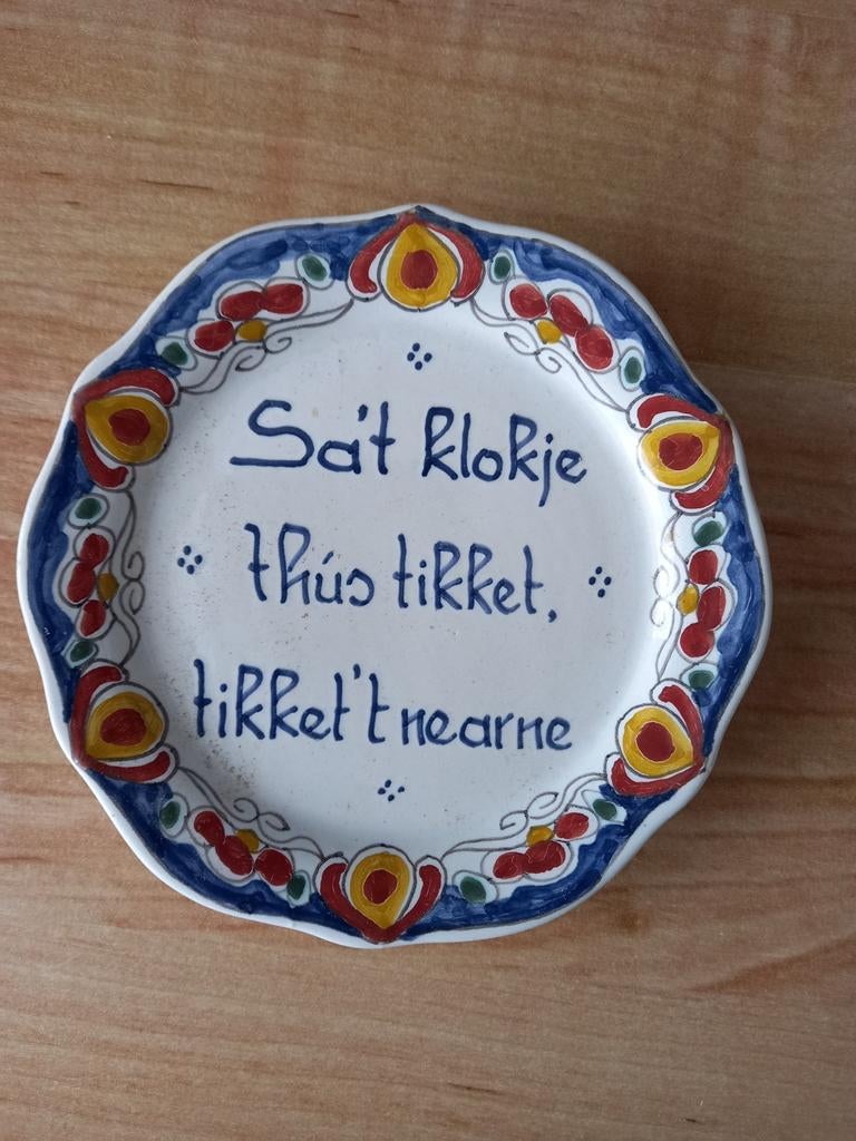 Fries aardewerk spreukbordje, Ophalen