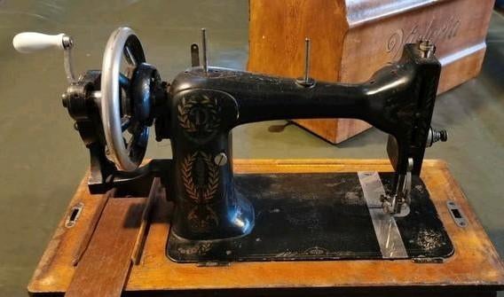 Antieke Victoria Naaimachine met Houten Koffer, Ophalen of Verzenden