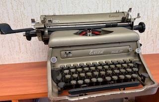 schrijfmachine Everest antieke machine, Ophalen